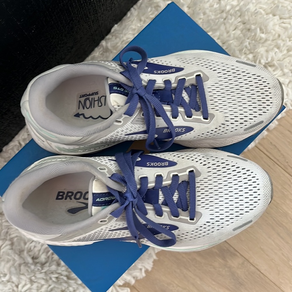 EUC Brooks Adrenaline GTS 22 Women’s Running Shoes Size 6 (Medium / B)
